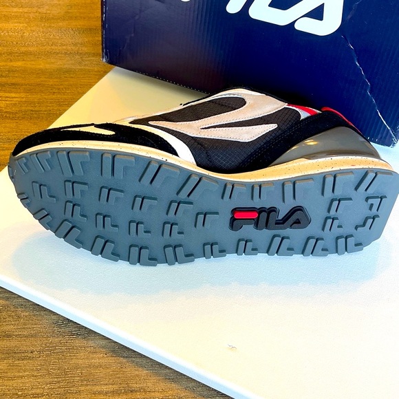 NIB FILA VALADO MENS BLACK RED GRAY CASUAL LIFESTYLE SNEAKER SIZE 13 - Picture 7 of 13